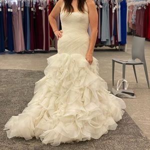 Brand new (only worn for photos) beautiful Vera Wang Ivor

size 6 NO ALTERATIONS